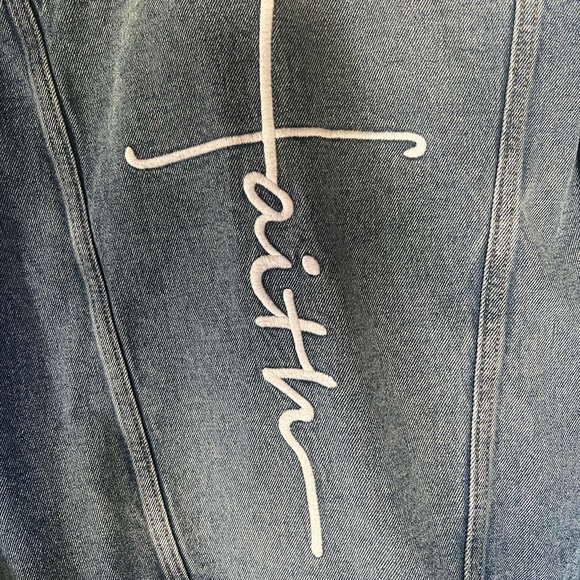 NWT Women's Blue Denim Jean Jacket w/ “Faith” embroidered Size Small - Picture 7 of 9